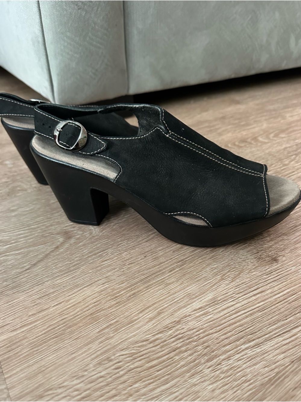 Black Open-Toe Slingback Heeled Sandals - Munro - size 7.5